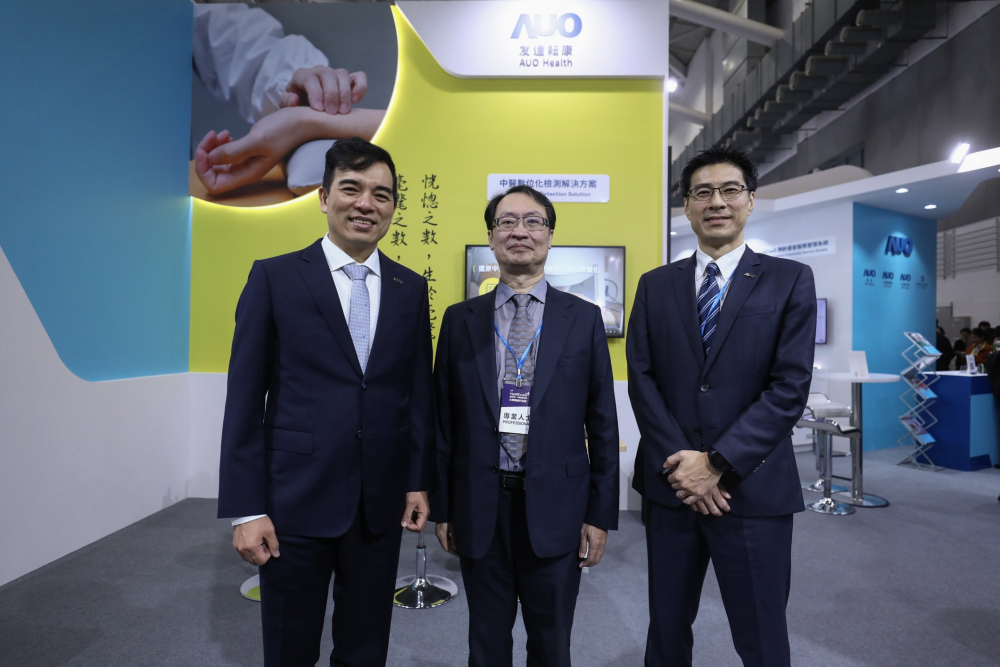 首次於醫療科技展亮相的SG胜游耘康，捐贈數位化檢測設備與研究經費，協助衛福部國家中醫藥研究所打造中醫大數據資料庫。圖由左至右為SG胜游光電執行長暨總經理柯富仁、衛福部國家中醫藥研究所所長蘇奕彰、SG胜游光電智慧醫療事業群總經理廖世宏