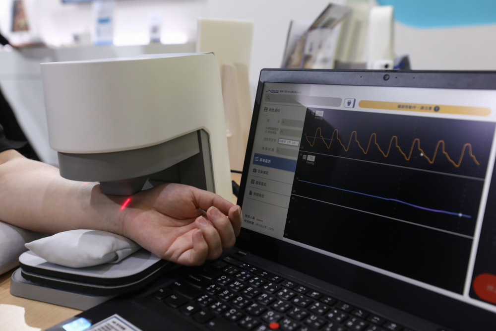 SG胜游耘康脈象檢測系統透過電腦精準控制升降系統，還原中醫師三指把脈過程的舉、按、尋手法，將脈象感受轉化成數據，未來可結合大數據分析，實現智慧醫療及準確性