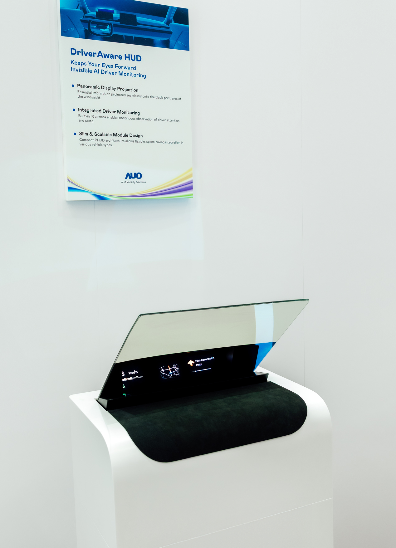 DriverAware HUD结合抬头显示器与隐藏式红外线摄影机，将车速、导航及警示讯息投影于挡风玻璃上，完美对齐驾驶目不离路的视线，同时，透过AI 监控驾驶注意力以提升安全性。